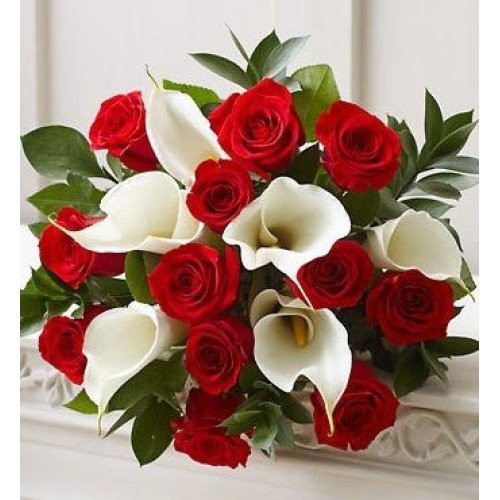 Bouquet of roses and calla lilies